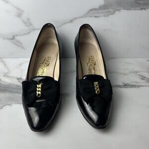 Vintage Salvatore Ferragamo Black Patent Leather Suede Bows Gold Link Center 8 B